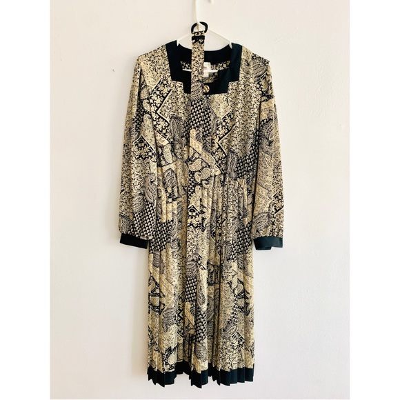 Vintage Long Sleeve Paisley Dress with Pleated Skirt Detail - Picture 9 of 16